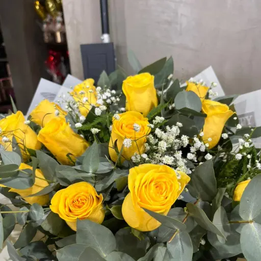 Ramo de 12 rosas amarillas con papel coreano